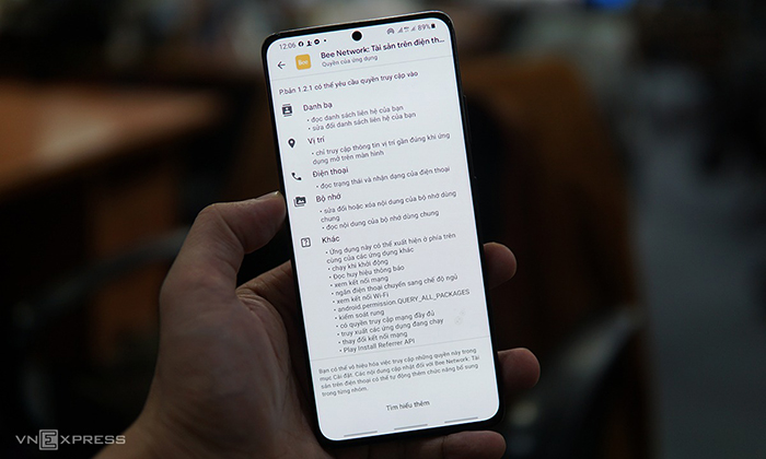 Ứng dụng yêu cầu hàng loạt quyền truy cập điện thoại người dùng. Ảnh: Lưu Quý.