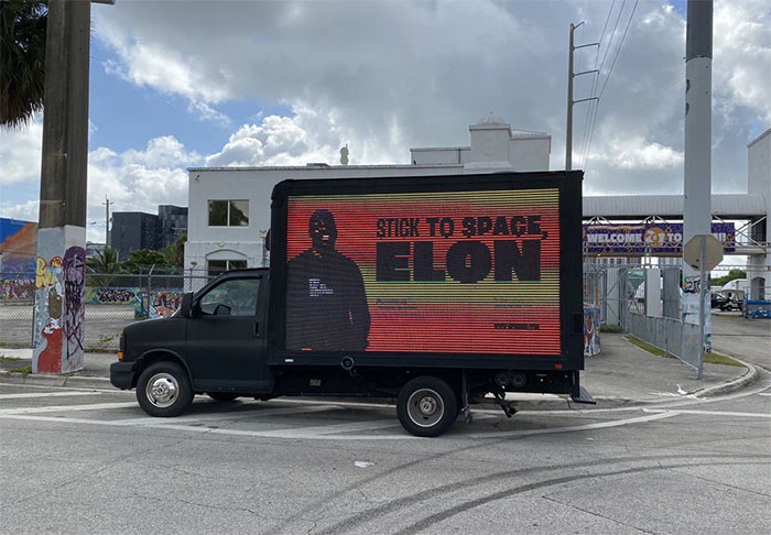 Một chiếc xe tải in dòng chữ "Hãy lo kinh doanh hàng không vũ trụ thôi, Elon" của ngôi sao bóng bầu dục Russell Okung. (Ảnh: Twitter).