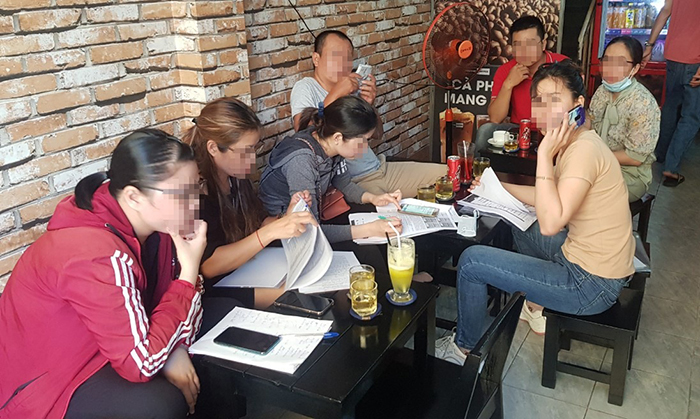 Các nhà đầu tư viết đơn tố cáo. Ảnh: Lê Trai.
