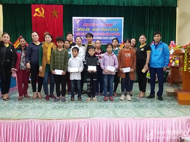 Trao quà tại xã Thanh Thịnh với các mác Lion Group chi nhánh Thanh Chương để tạo lòng tin. Dù công ty này không được cấp phép. Ảnh: PV