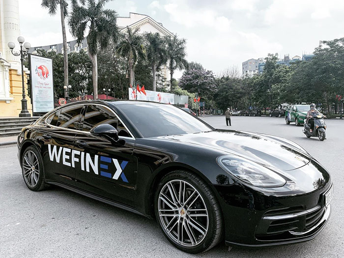 Hình ảnh xe sang thường được đăng tải trong hội nhóm Wefinex để kích thích người tham gia.