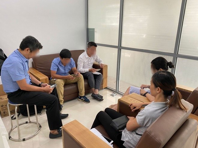 Một số nhà đầu tư đến tòa soạn Báo Thanh Niên kêu cứu