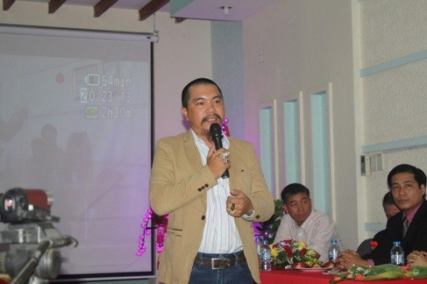 Theo Bộ Công an, chủ tịch HĐQT Công ty Thiên Rồng Việt và Công ty OTCMAX Nguyễn Hữu Tiến (người cầm Micro) cùng các đồng phạm đã lôi kéo 10.126 nhà đầu tư tham gia góp vốn với tổng số tiền hơn 460 tỉ đồng thông qua hình thức đa cấp tiền ảo  - Ảnh tư liệu
