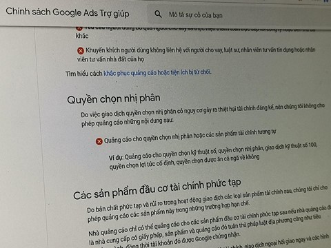Google cấm quảng cáo giao dịch nhị phân nhưng công ty này vẫn bỏ qua luật lệ do chính mình đặt ra. Quảng cáo của Binomo vẫn có mặt trên nền tảng này hai năm qua.